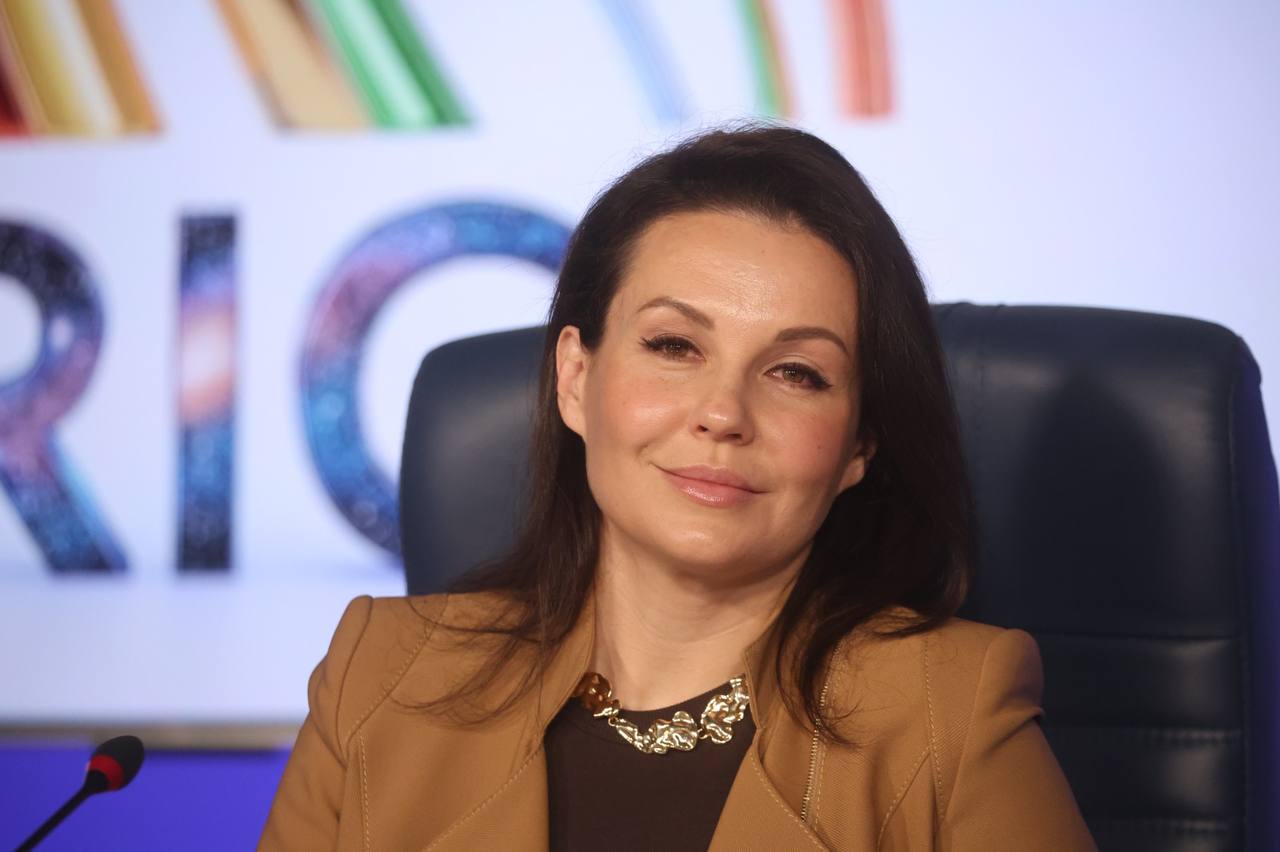 Елена Олеговна Решетникова — российская телеведущая, певица, актриса и режиссёр.  Главный голос Гала Бал БРИКС